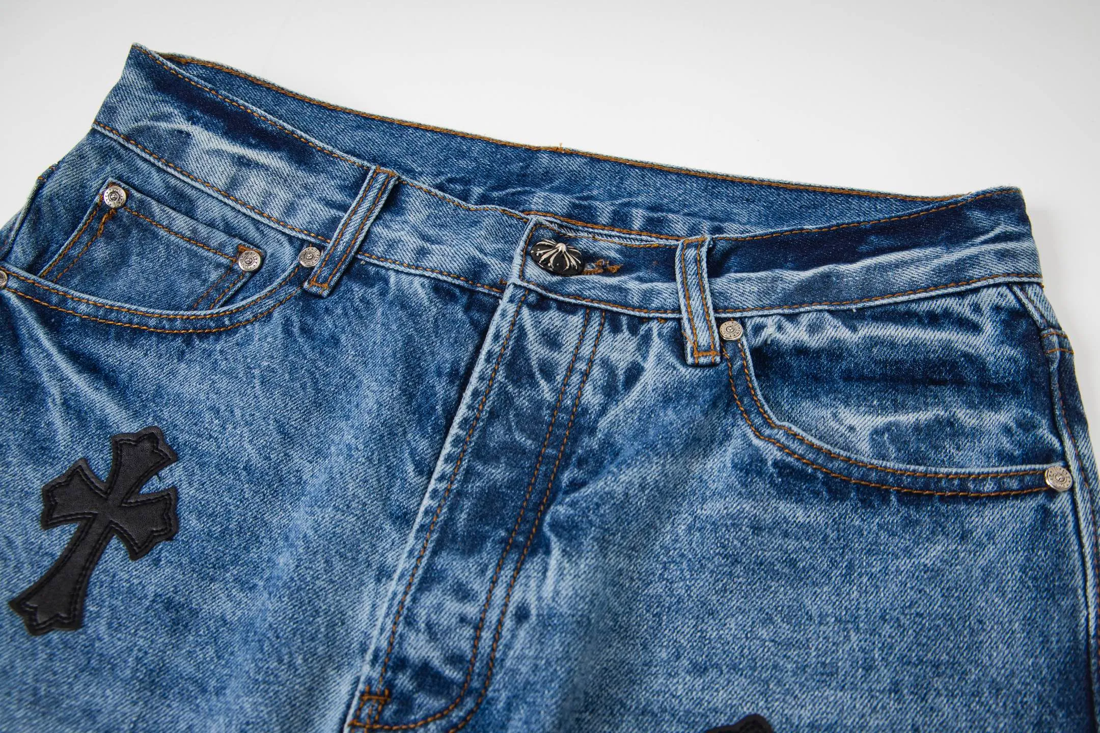 P260 Chrome Hearts Blue Pants Black White Blue Multi-Leather Jeans Top Version Chrome Hearts Jeans with Leather Jeans It is well known that chromehearts jeans use vintage Levis jeans as the base plate for creation. They usually add their own unique silver buckles and silver ornaments, plus leather embellishments. This is what doubles the value of these vintage jeans, because the base plate is Vintage jeans, jeans themselves have become very soft and comfortable after years of baptism, which can be distinguished from ordinary jeans. Regarding the size, you should also refer to the pants data. Style number: 1735# Size: 28 30 32 34 36